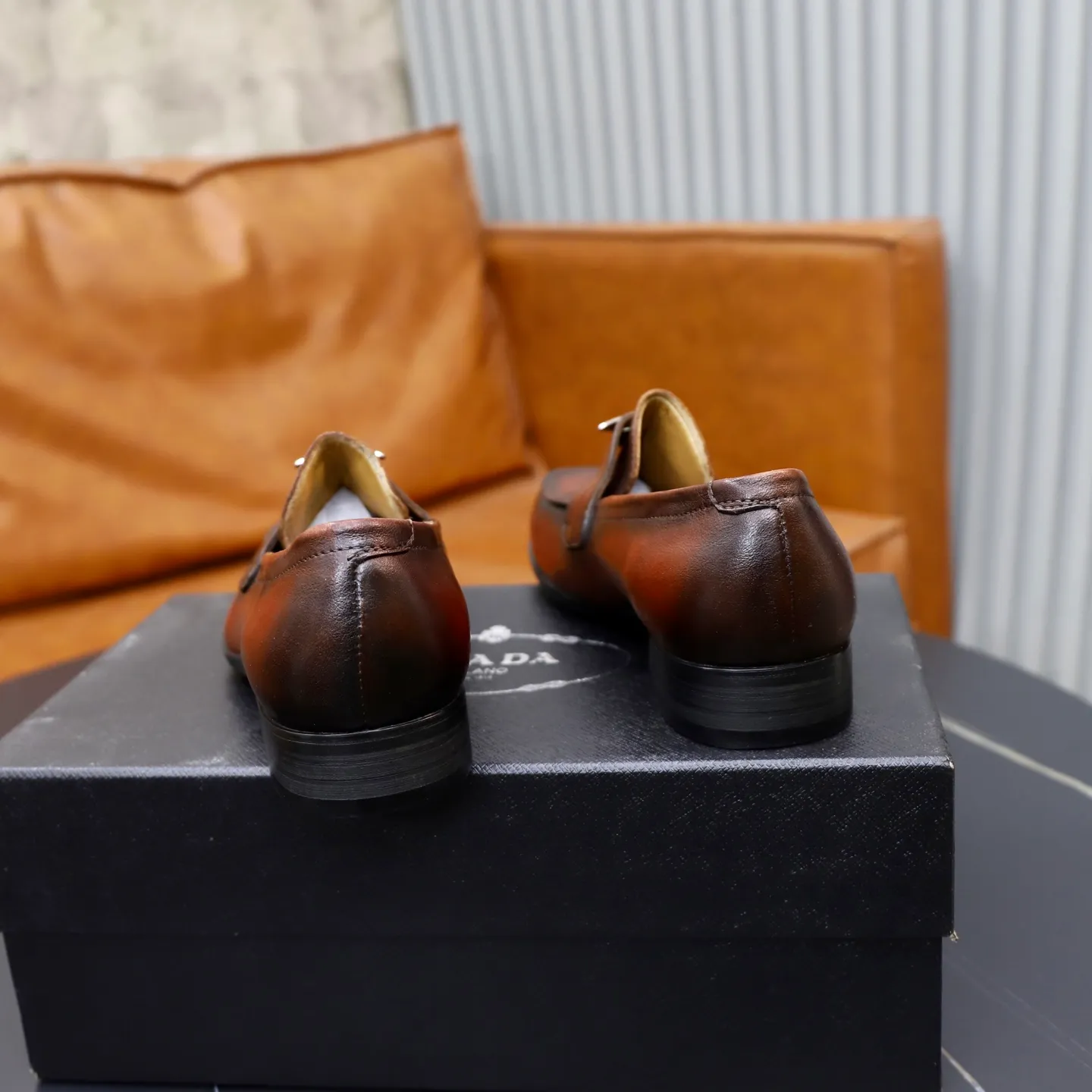 Ex-factory price: 520💰[PRADA] Prada's new casual men's shoes are launched in Hong Kong counters. Official website 1:1 production. Italian washed cowhide + water-dyed leather lining. Designed by European and American masters. Perfect shape to create counter quality, solid color rubber wear-resistant outsole and classic dazzling head! Super versatile and very comfortable. High-end without losing taste, fashionable and novel! ! Absolute focus! 3 colors available! Code number 38-45